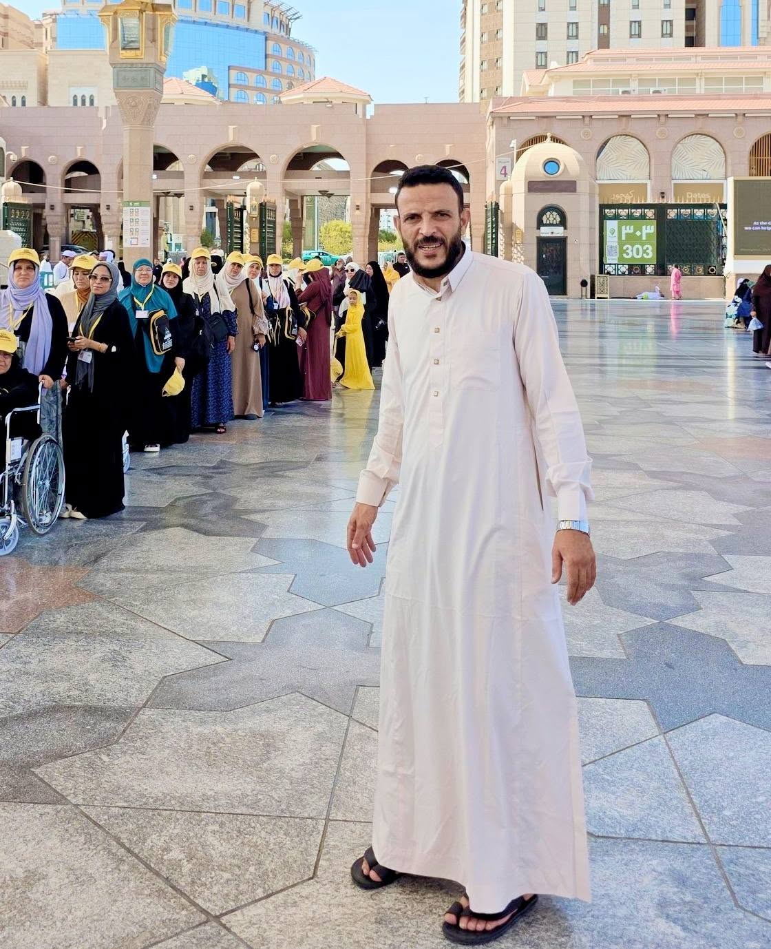 مشرف الرحلة في ساحة المسجد النبوي مع مجموعة المعتمرين