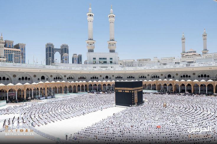 صفوف المصلين حول الكعبة المشرفة في المسجد الحرام نهارًا