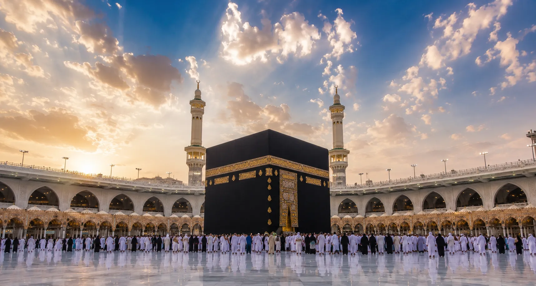 الكعبة المشرفة في المسجد الحرام عند الغروب وحولها جموع المعتمرين
