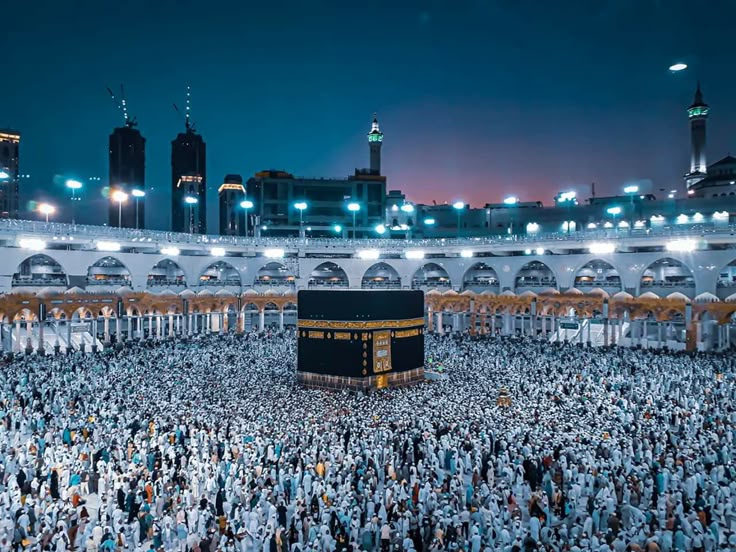 الطواف حول الكعبة المشرفة ليلًا وسط أعداد كبيرة من المعتمرين