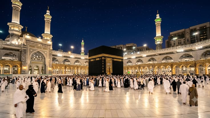 ساحة المسجد الحرام والكعبة المشرفة تحت سماء صافية ليلًا